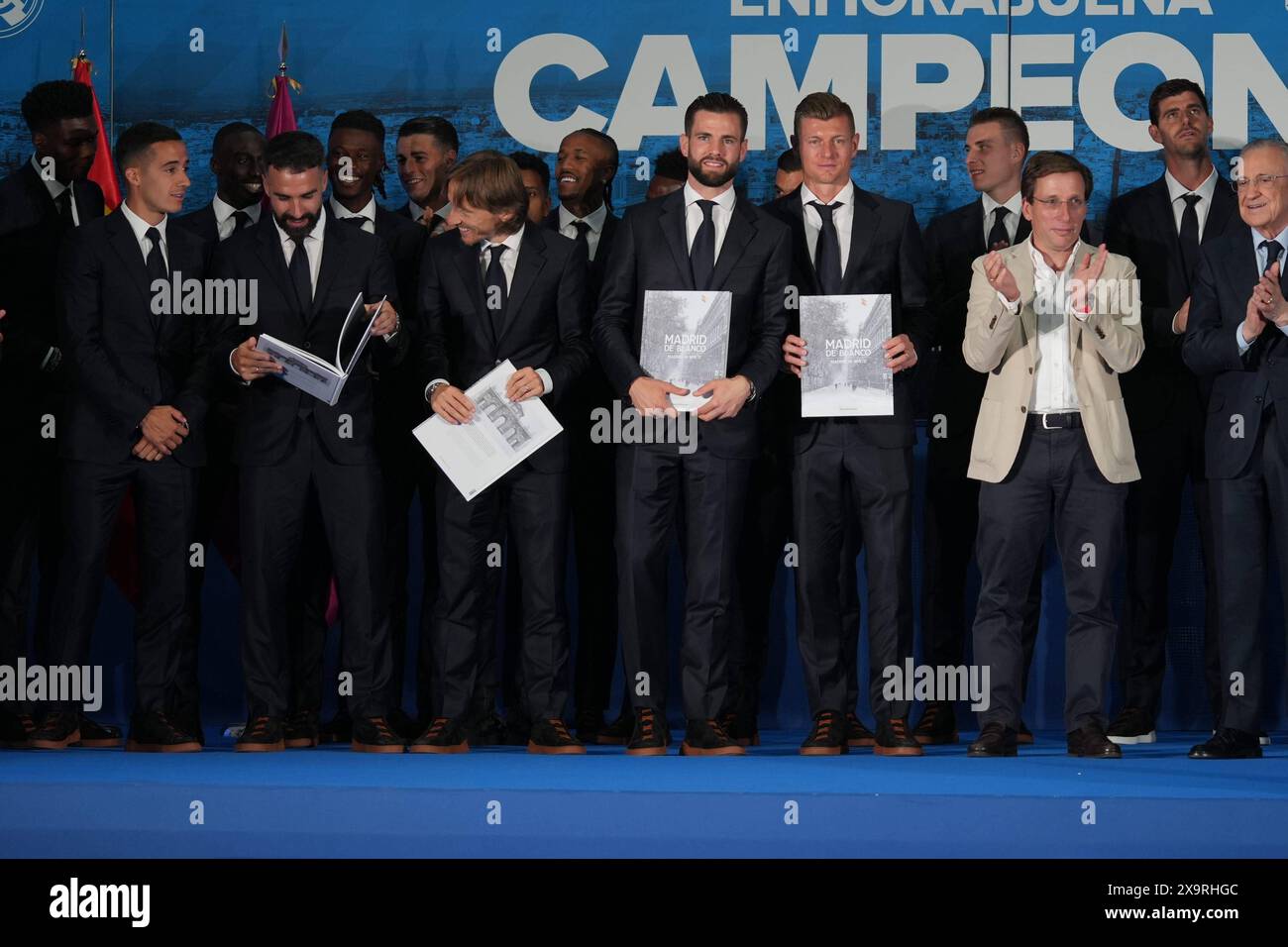 Madrid, Spagna. 2 giugno 2024. Giocatori del Real Madrid durante la celebrazione della 15a vittoria del Real Madrid in campionato alla Plaza de Cibeles di Madrid. 2 giugno 2024 credito: CORDON PRESS/Alamy Live News Foto Stock