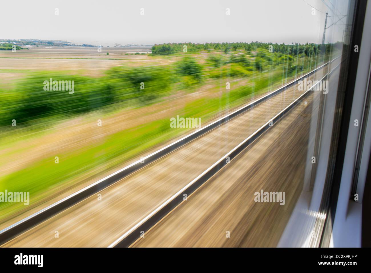 vista dal finestrino di un treno in movimento , carrello in movimento, concetto di viaggio, immagine in movimento Foto Stock