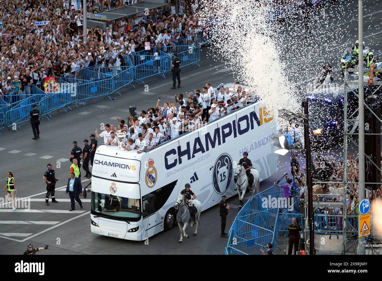 Madrid, Spagna. 2 giugno 2024. Giocatori del Real Madrid durante la celebrazione della 15a vittoria del Real Madrid in campionato alla Plaza de Cibeles di Madrid. 2 giugno 2024 credito: CORDON PRESS/Alamy Live News Foto Stock