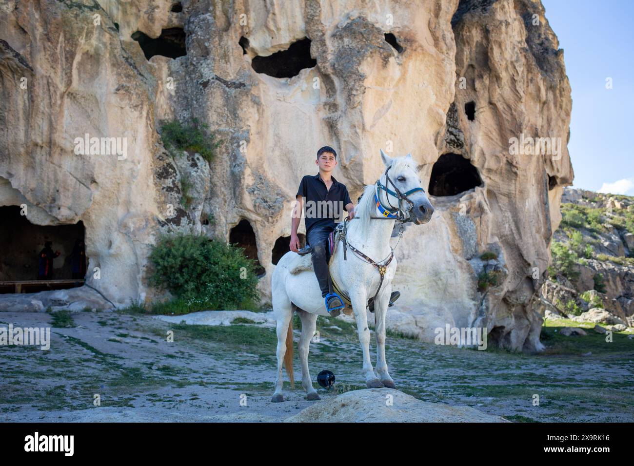 1° giugno 2024: Afyonkarahisay, Turchia, 1° giugno 2024: Ismail Ozturk, che cerca di guadagnarsi da vivere mostrando ai turisti in giro con il suo cavallo nel tempo libero dal sito industriale del villaggio di Ayazini nella valle frigia, posa con il suo cavallo, Ruzgar. La regione, che fu abitata dai Frigi tra il 900 e il 600 a.C., è definita come l'insediamento montuoso di Frigia Epictetus, piccola Frigia, nel triangolo di Kutahya, Afyonkarahisar e Eskisehir, ed è oggi conosciuta come la valle frigia. (Credit Image: © Tolga Ildun/ZUMA Press Wire) SOLO PER USO EDITORIALE! Non per USO commerciale! Foto Stock