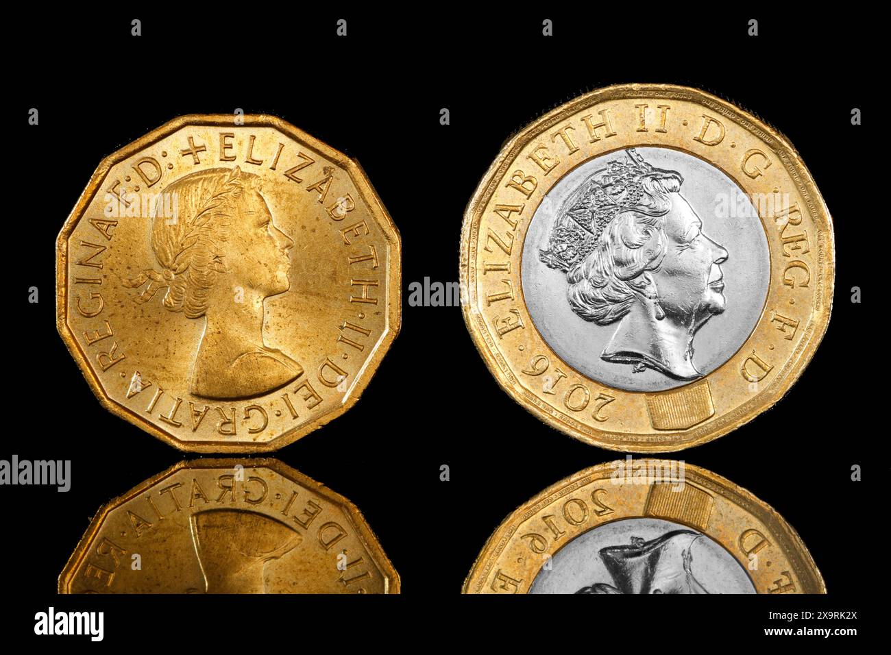 Confronto tra una moneta da tre pence e una moneta da £1, entrambe con 12 facce. Foto Stock