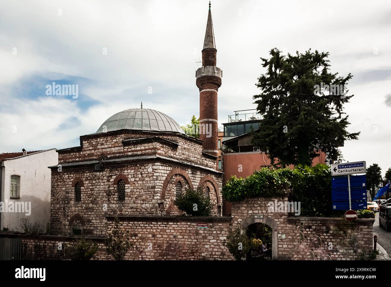 La moschea di Ishakpasa è una piccola struttura religiosa islamica situata a pochi passi dall'ingresso del Palazzo Topkapi Foto Stock