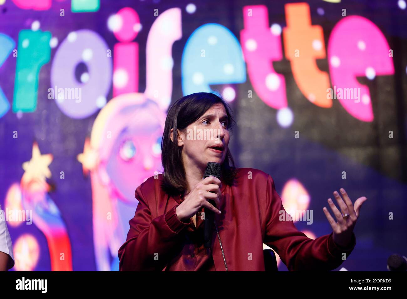 Roma, Italia. 2 giugno 2024. Elly Schlein sul palco dibattiti della comunità LGBTQ alla Pride Croisette - Roma, Italia - domenica, 2 giugno 2024 (foto Cecilia Fabiano/LaPresse) Elly Schlein alla Pride Croisette il villaggio per il partito e i dibattiti della comunità politica LGBTQ - politica - Roma, Italia - domenica 2 giugno 2024 (foto Cecilia Fabiano/LaPresse) credito: LaPresse/Alamy Live News Foto Stock