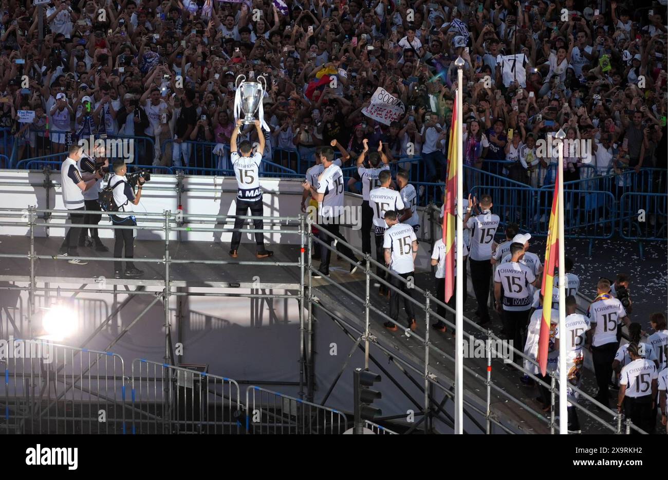 Madrid, Spagna. 2 giugno 2024. Giocatori del Real Madrid durante la celebrazione della 15a vittoria del Real Madrid in campionato alla Plaza de Cibeles di Madrid. 2 giugno 2024 credito: CORDON PRESS/Alamy Live News Foto Stock