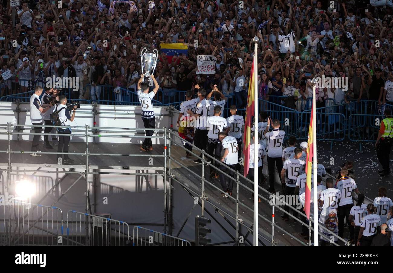 Madrid, Spagna. 2 giugno 2024. Giocatori del Real Madrid durante la celebrazione della 15a vittoria del Real Madrid in campionato alla Plaza de Cibeles di Madrid. 2 giugno 2024 credito: CORDON PRESS/Alamy Live News Foto Stock