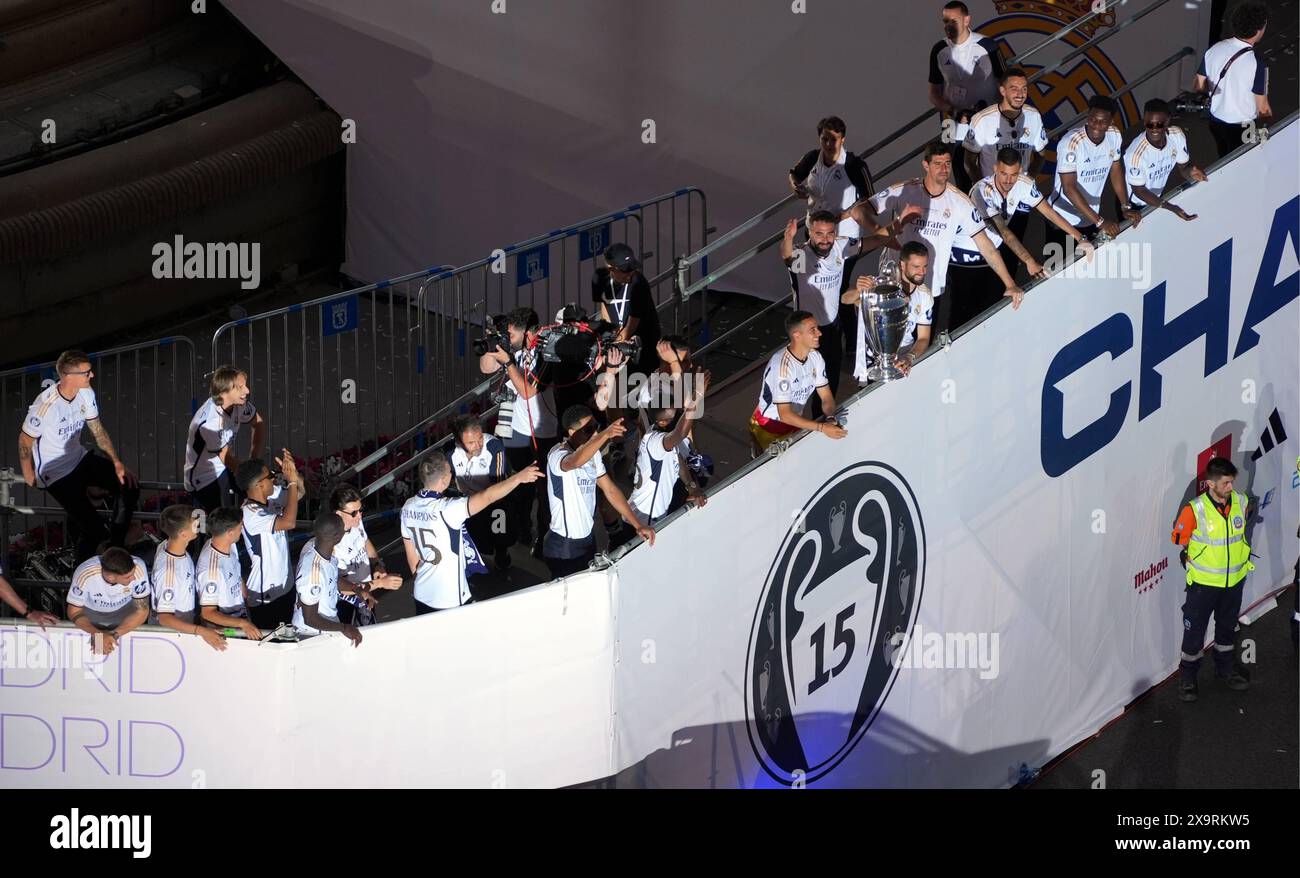 Madrid, Spagna. 2 giugno 2024. Giocatori del Real Madrid durante la celebrazione della 15a vittoria del Real Madrid in campionato alla Plaza de Cibeles di Madrid. 2 giugno 2024 credito: CORDON PRESS/Alamy Live News Foto Stock