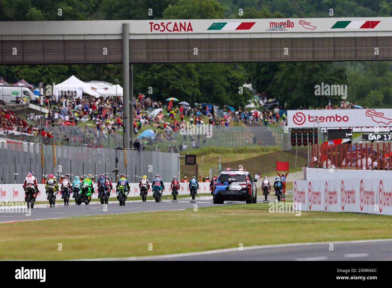 Mugello, Italia. 2 giugno 2024. Partenza Moto3 del Gran Premio d'Italia il 2 giugno 2024 sul circuito del Mugello, Italia, durante il Gran Premio d'Italia Brembo - Moto3 - gara e podio, Campionato del mondo MotoGP nel Mugello, Italia, 02 giugno 2024 Credit: Independent Photo Agency/Alamy Live News Foto Stock