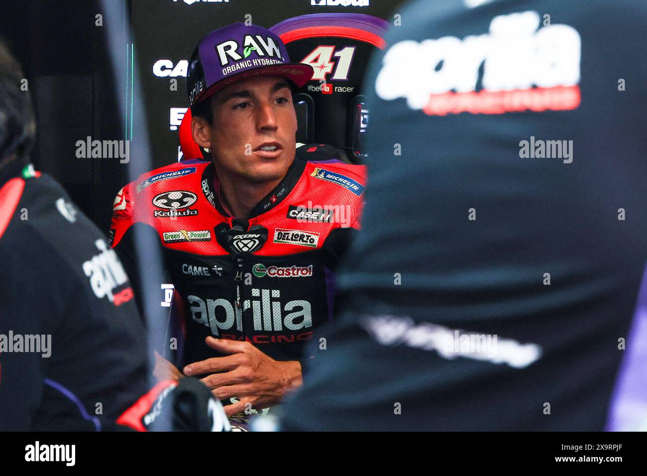 Aleix Espargaro spagnolo e Aprilia Racing visto durante il Gran Premio d'Italia Brembo MotoGP GP7 - prove libere Pit Lane sul circuito del Mugello a Scarperia. Foto Stock