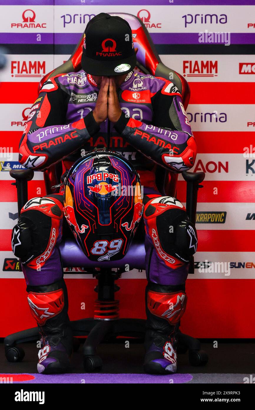 Jorge Martin di Spagna e prima Pramac Racing visti durante il Gran Premio d'Italia Brembo di MotoGP GP7 - prove libere Pit Lane sul circuito del Mugello a Scarperia. Foto Stock