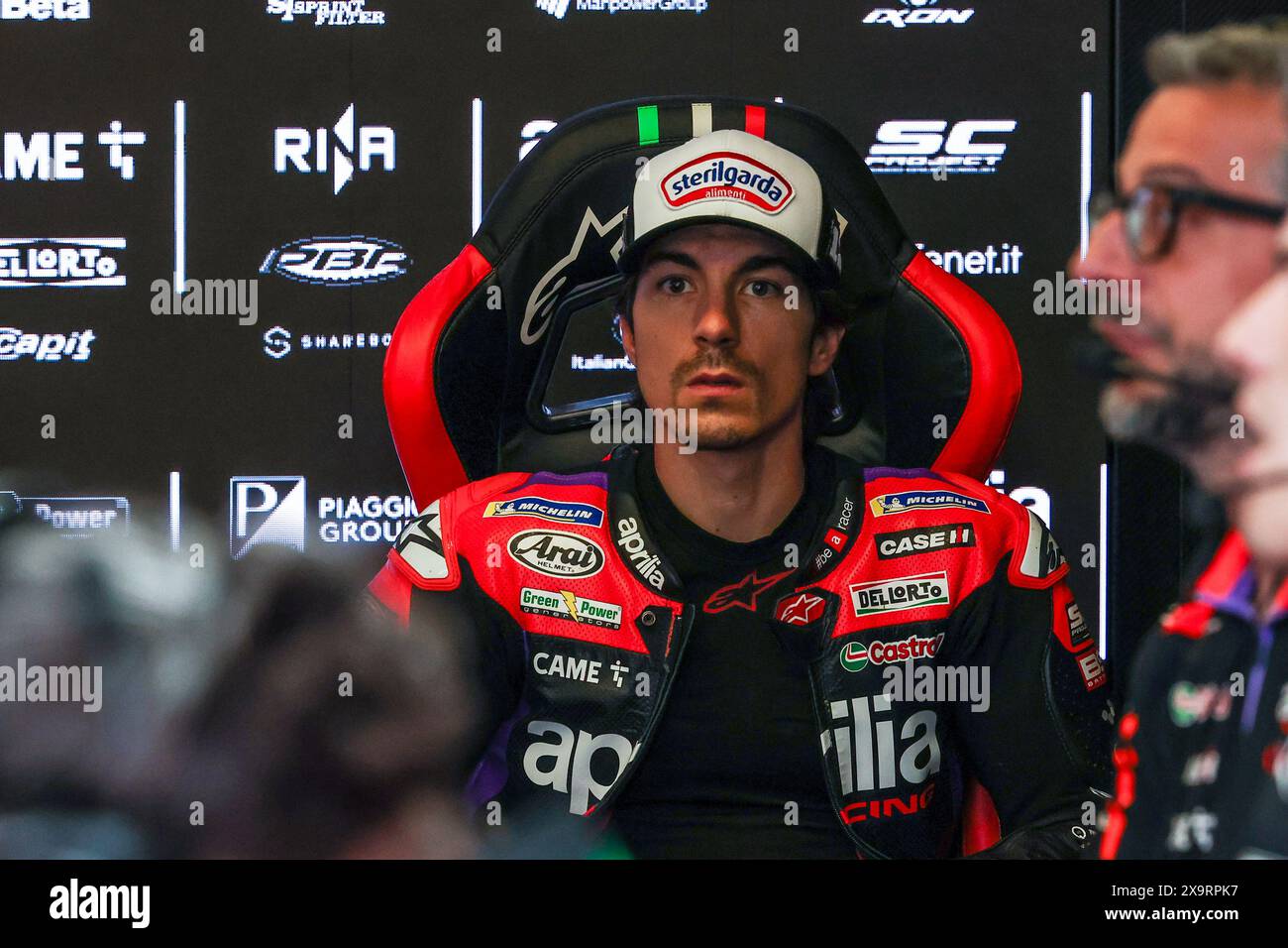 Maverick Vinales di Spagna e Aprilia Racing visto durante il Gran Premio d'Italia Brembo di MotoGP GP7 - prove libere Pit Lane sul circuito del Mugello di Scarperia. Foto Stock