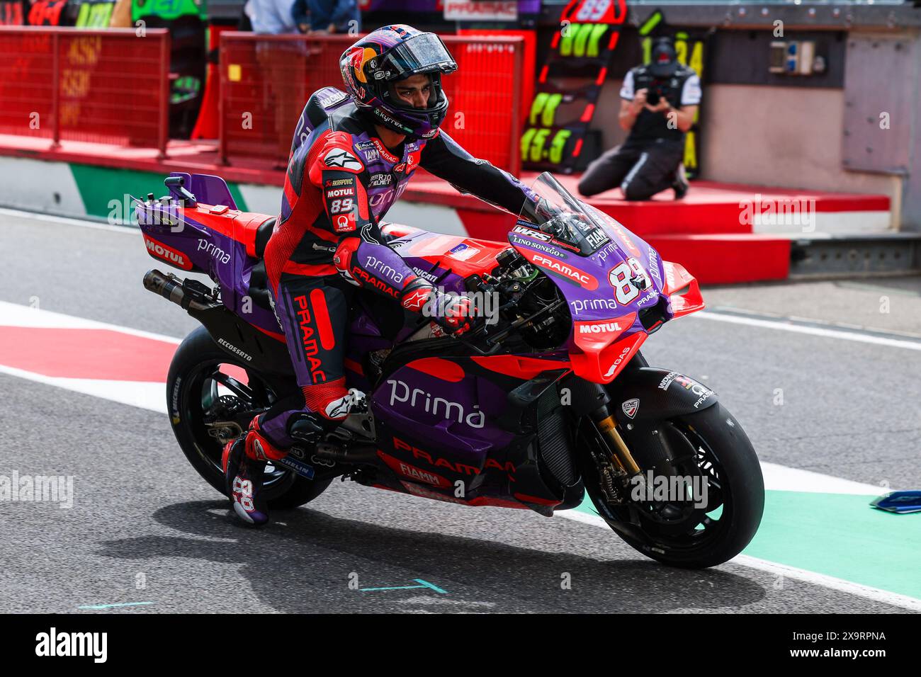 Jorge Martin di Spagna e prima Pramac Racing visti durante il Gran Premio d'Italia Brembo di MotoGP GP7 - prove libere Pit Lane sul circuito del Mugello a Scarperia. Foto Stock