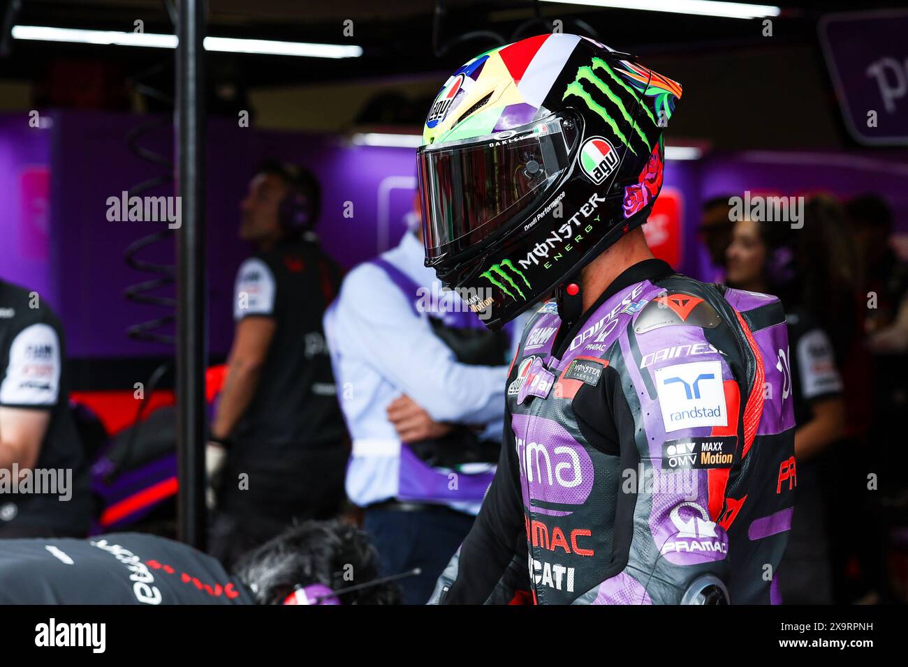 Franco Morbidelli e prima Pramac Racing hanno visto durante il Gran Premio d'Italia Brembo di MotoGP GP7 - prove libere Pit Lane sul circuito del Mugello a Scarperia. Foto Stock