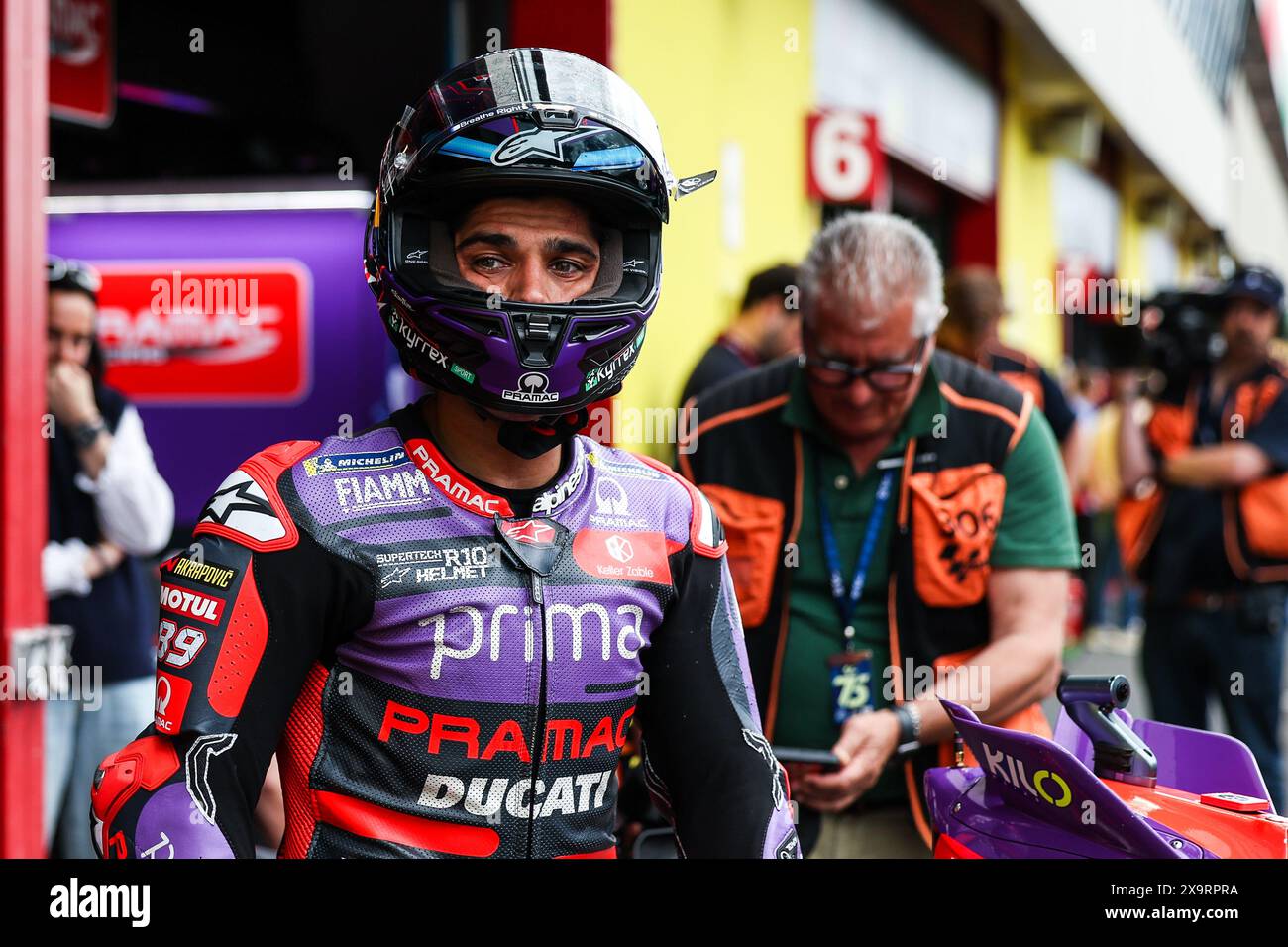 Jorge Martin di Spagna e prima Pramac Racing visti durante il Gran Premio d'Italia Brembo di MotoGP GP7 - prove libere Pit Lane sul circuito del Mugello a Scarperia. Foto Stock