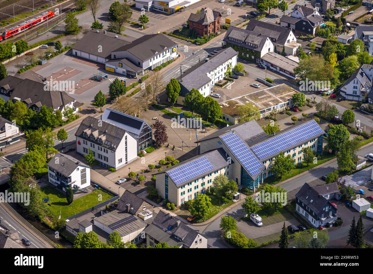 Vista aerea, municipio di Bestwig con tetto solare, piazza del municipio, supermercato Lidl, Sparkasse Hochsauerland, Bestwig, Sauerland, Renania settentrionale-Westphali Foto Stock