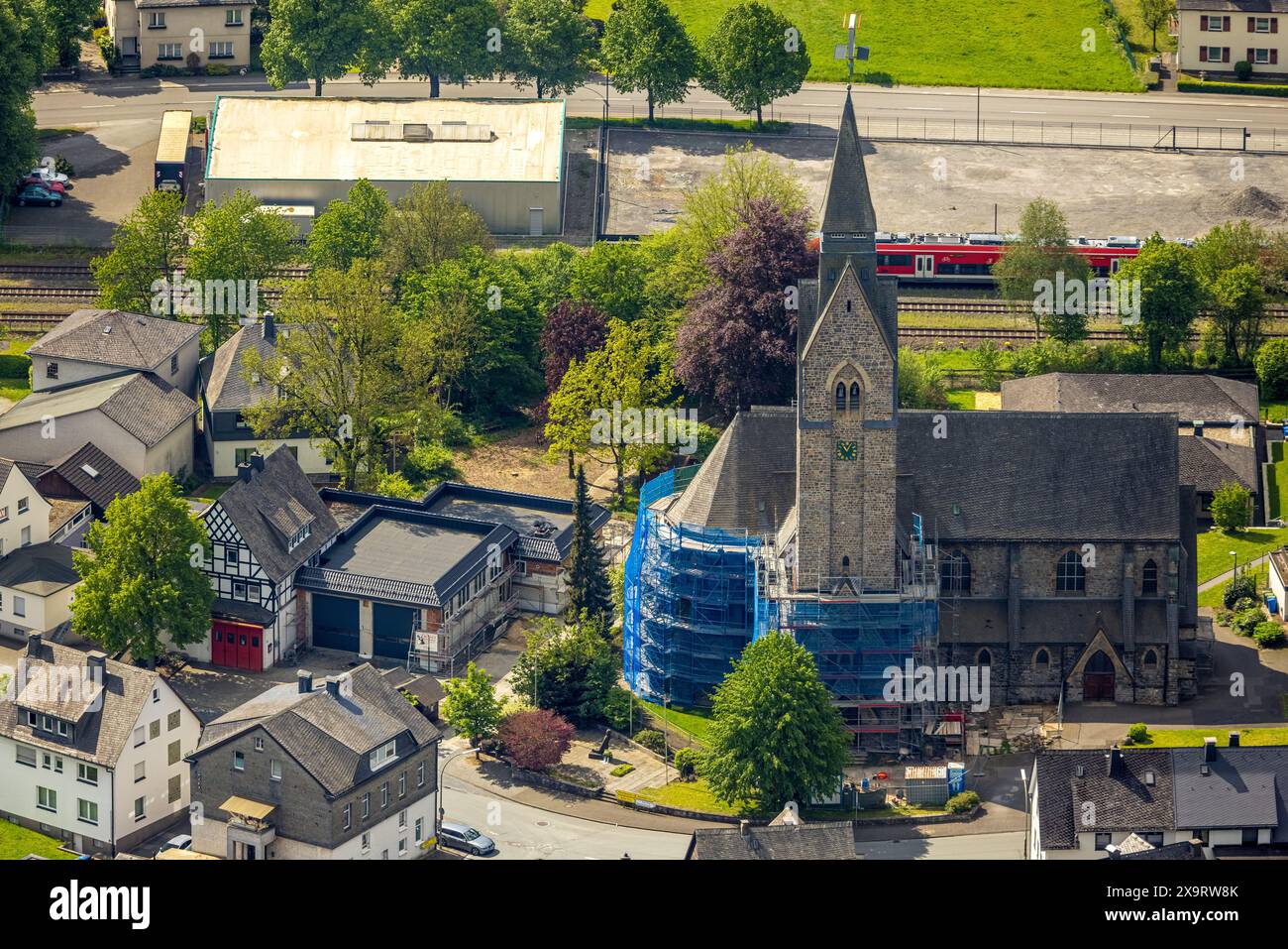 Vista aerea, Cat. chiesa di Sant'Anna, copertura parziale e ponteggi dovuti a lavori di ristrutturazione, Nuttlar, Bestwig, Sauerland, Renania settentrionale-Vestfalia, Germa Foto Stock