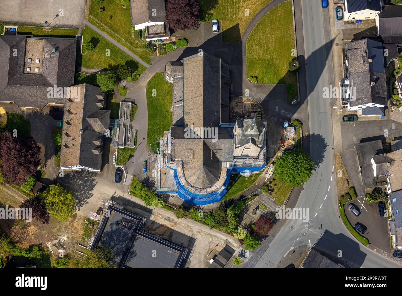 Vista aerea, Cat. chiesa di Sant'Anna, copertura parziale e ponteggi dovuti a lavori di ristrutturazione, Nuttlar, Bestwig, Sauerland, Renania settentrionale-Vestfalia, Germa Foto Stock