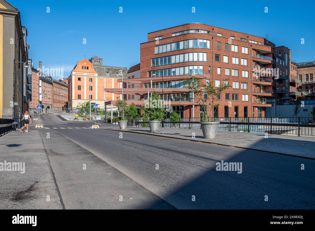 Yllefabriken a Norrköping, in Svezia, è un vecchio stabilimento tessile riqualificato in condomini sul lungomare. Kardan (a destra) è un'aggiunta moderna. Foto Stock