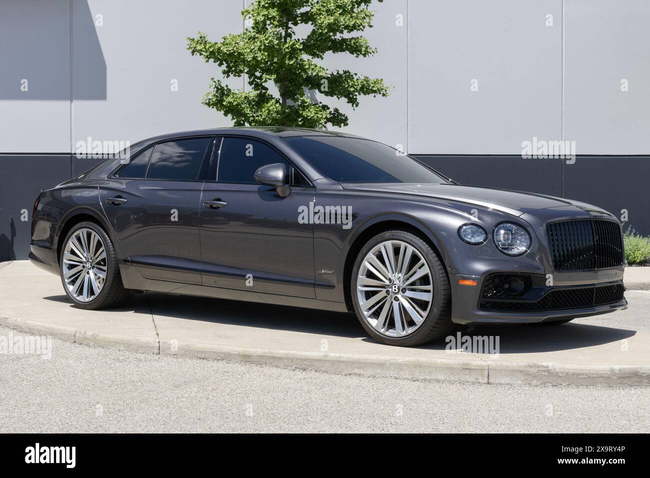 Indianapolis - 30 maggio 2024: Bentley Flying Spur Speed display. Bentley offre il Flying Spur Speed con un motore W12 da 6.0L. IL MIO: 2023 Foto Stock