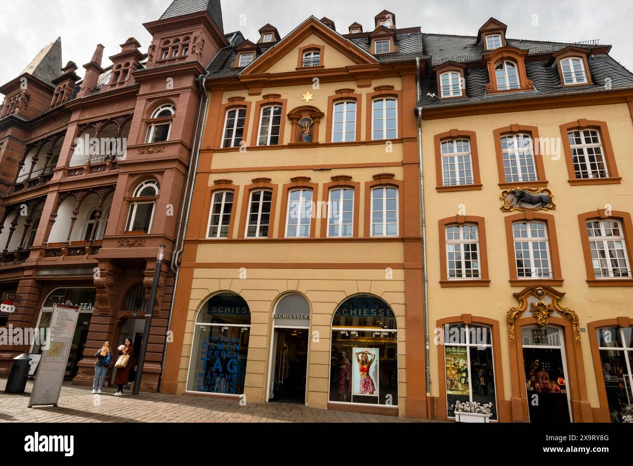 Piazza Hauptmarkt nel vecchio mondo di Treviri, Germania. Foto Stock