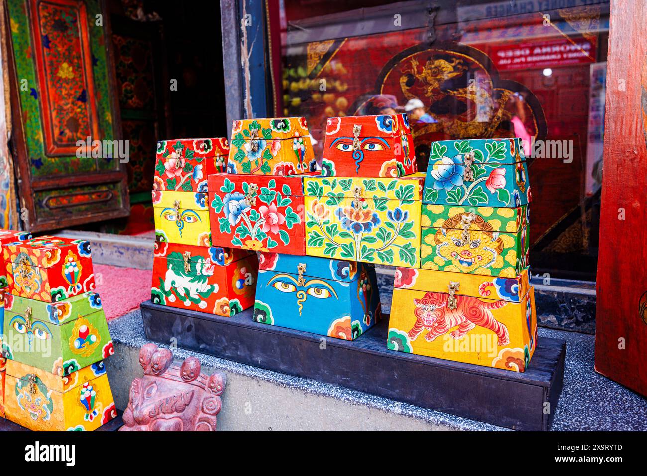 Scatole colorate decorate in stile tibetano in vendita come souvenir turistici presso l'iconico Boudhanath Stupa (Buddha Stupa), Kathmandu, Nepal Foto Stock