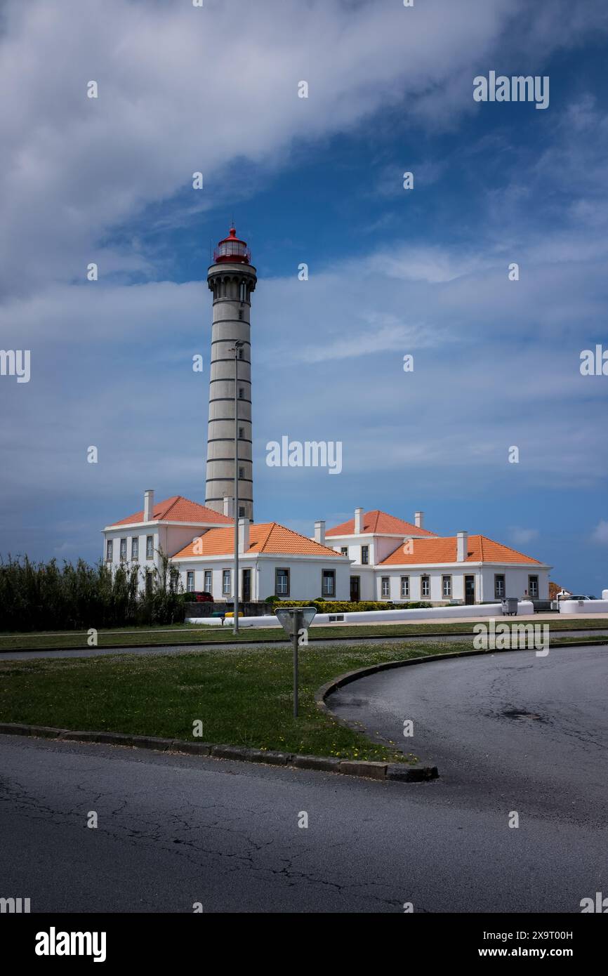 Una vista del faro di Leca da Palmeira in Portogallo, che si erge alto contro il paesaggio costiero. Foto Stock