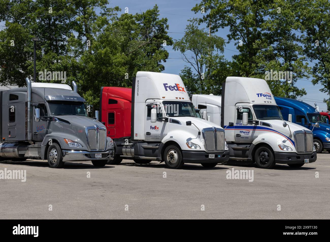 Huber Heights - 31 maggio 2024: Rimorchio semitrattore Kenworth Big Rig Trucks in varie livree dei clienti presso una concessionaria. Kenworth è di proprietà di PACCAR. Foto Stock