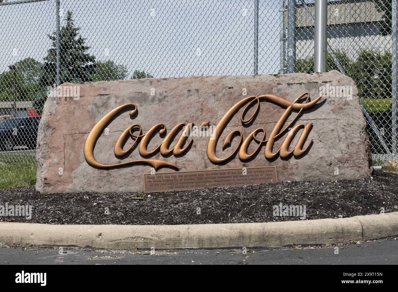 Huber Heights - 31 maggio 2024: Insegna della Coca Cola dall'impianto di imbottigliamento di South Ludlow Street. I prodotti Coca Cola sono tra le bevande bibite più vendute nel Foto Stock