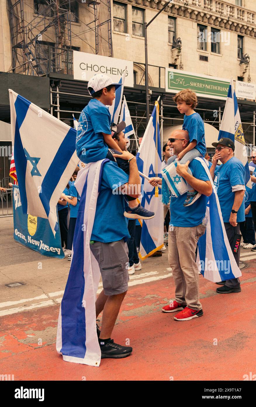 Manhattan, Stati Uniti. 2 giugno 2024. Migliaia di persone marciano sulla Fifth Avenue per la parata dell'Israel Day a Midtown, Manhattan, New York domenica 2 giugno 2024. (Foto di Cristina Matuozzi/Sipa USA) credito: SIPA USA/Alamy Live News Foto Stock