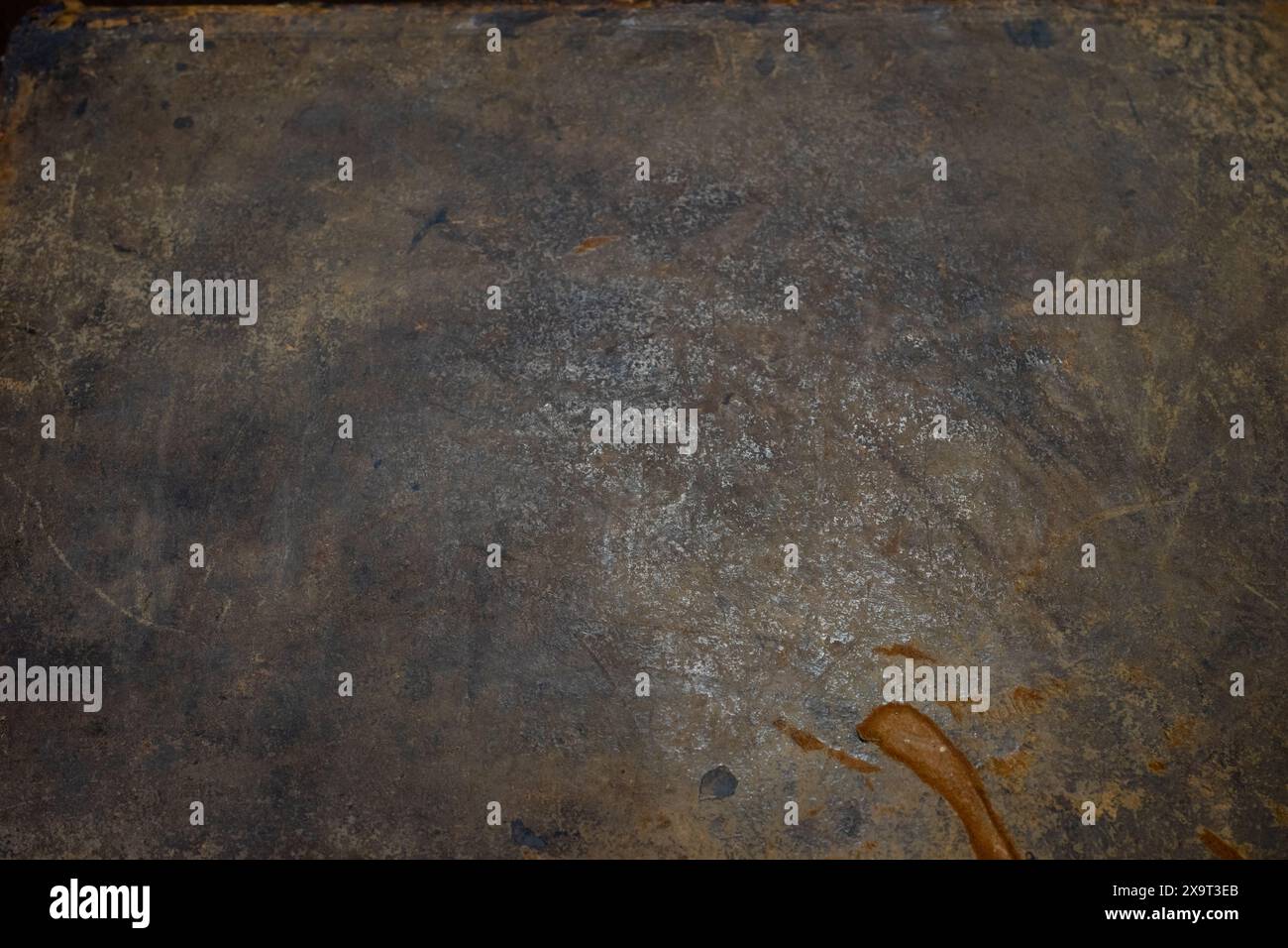 Vecchia trama della copertina del libro. Copertina marrone scuro di un vecchio libro. Foto Stock