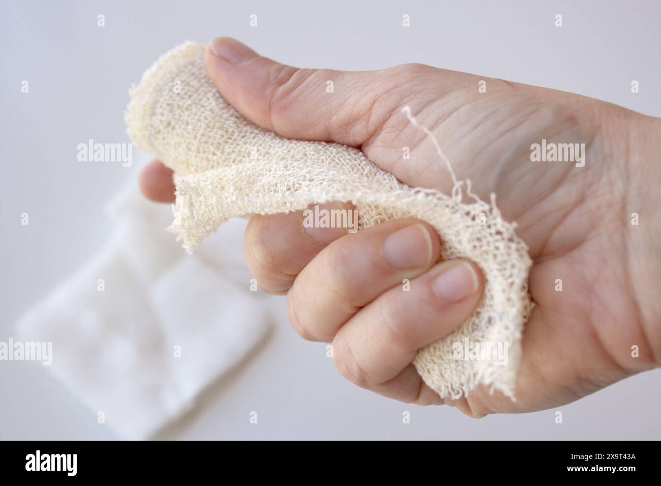 Infermiera che tiene le bende ospedaliere Foto Stock