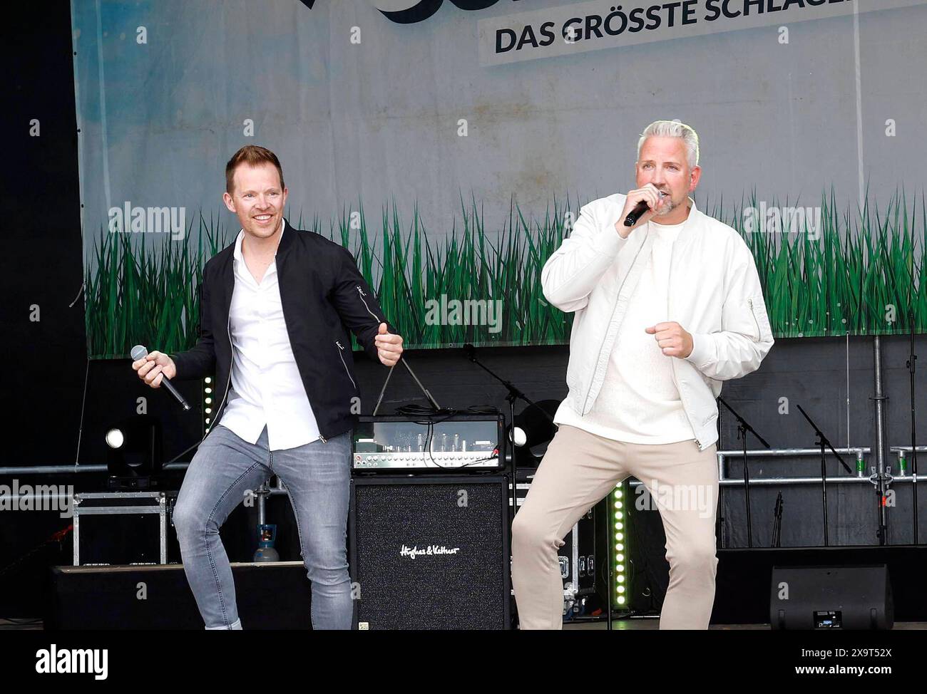 Die Jungs von Neon beim Open Air Schlager Olymp 2024 auf dem Berliner Festplatz. *** I ragazzi di Neon all'Open Air Schlager Olymp 2024 sulla fiera di Berlino Foto Stock