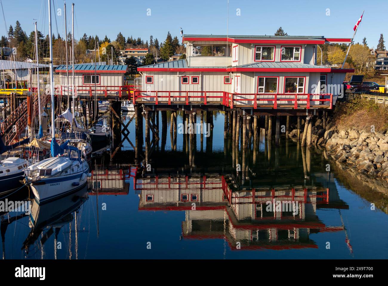 Il porto di Comox Valley riflette sull'acqua. Foto Stock