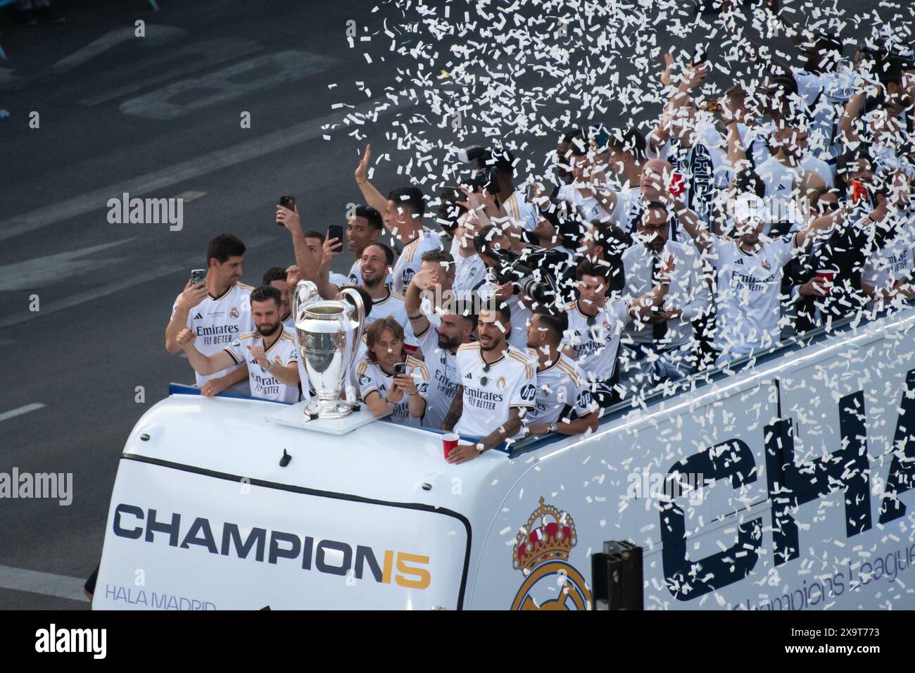 Madrid, Spagna. 2 giugno 2024. I giocatori del Real Madrid festeggiano in piazza Cibeles durante la parata del Real Madrid UEFA Champions League Trophy. Il Real Madrid ha vinto la sua quindicesima UEFA Champions League Cup dopo aver sconfitto il Borussia Dortmund 2-0 nella finale di Champions League allo stadio di Londra Wembley. Crediti: Marcos del Mazo/Alamy Live News Foto Stock