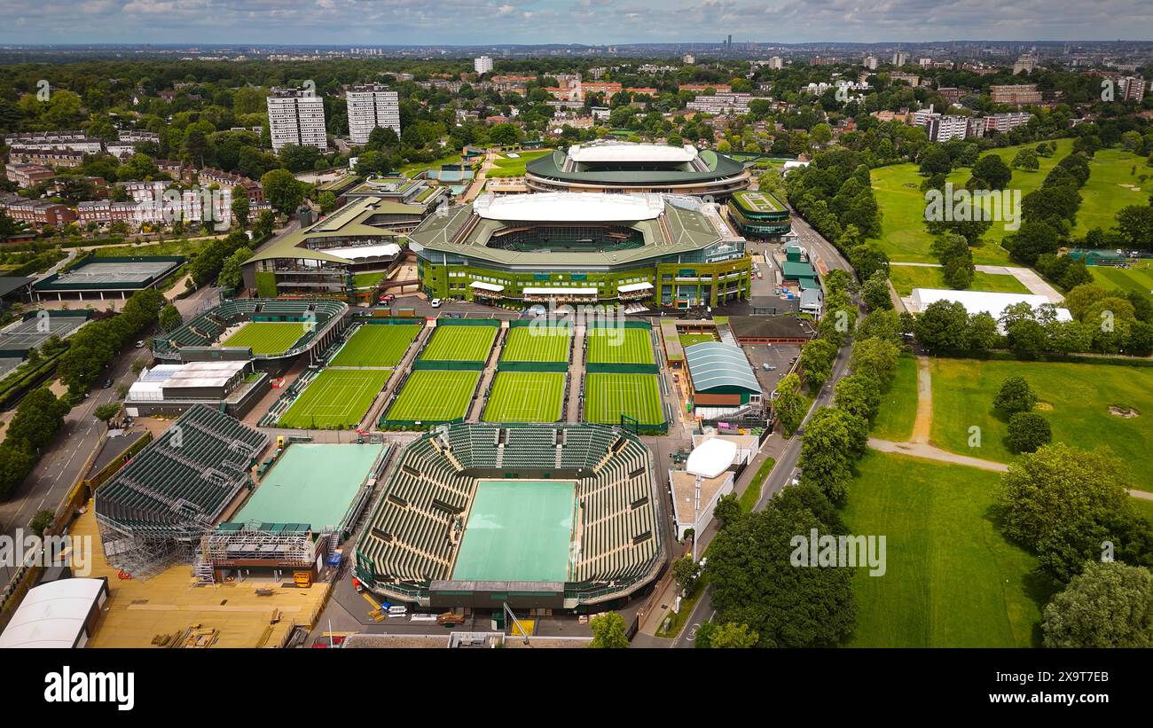 Wimbledon - volo sui famosi campi da tennis - vista aerea sui campi da tennis - LONDRA, REGNO UNITO - 27 MAGGIO 2024 Foto Stock