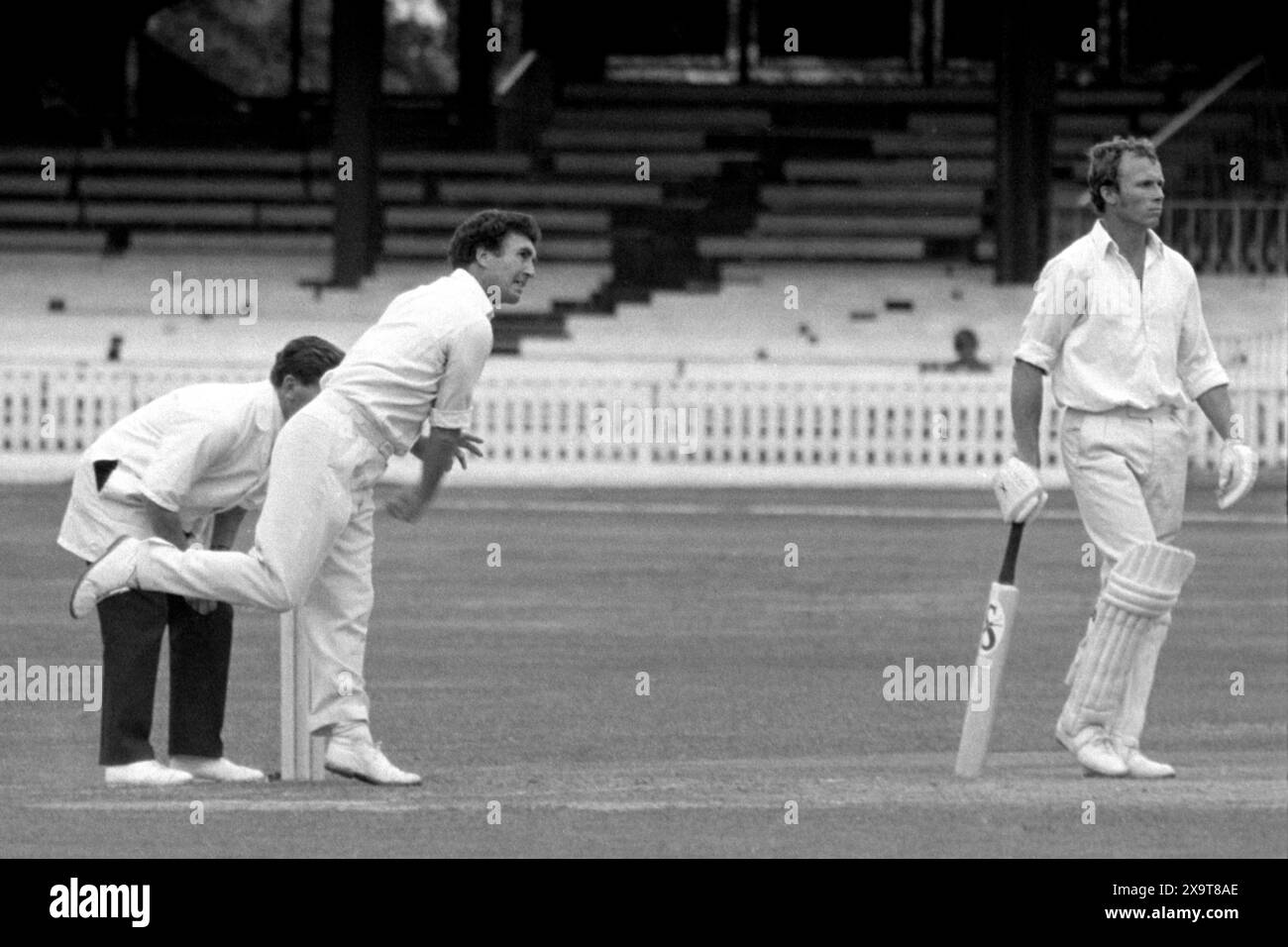 Fred Titmus bowling per la squadra di casa, Middlesex V Leicestershire, Lord's Cricket Ground, Londra, Inghilterra, 21-23 luglio 1976 il battitore non-strike è Brian Davison di Leicestershire (124 non fuori). Nonostante abbia perso pesantemente contro il Leicestershire in questo match, Middlesex è diventato il County Champions nel 1976. Foto Stock