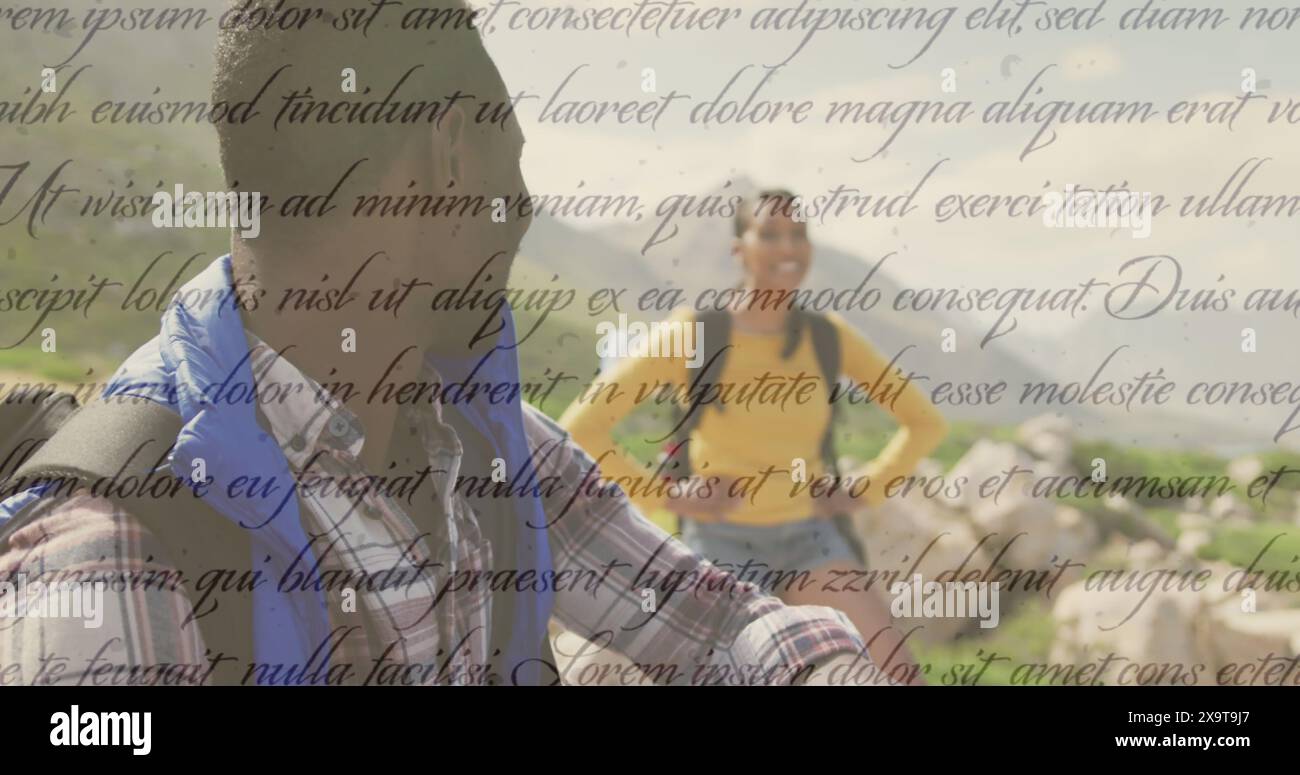 Immagine del testo del giorno dell'indipendenza su un'escursione di coppia che sorride Foto Stock