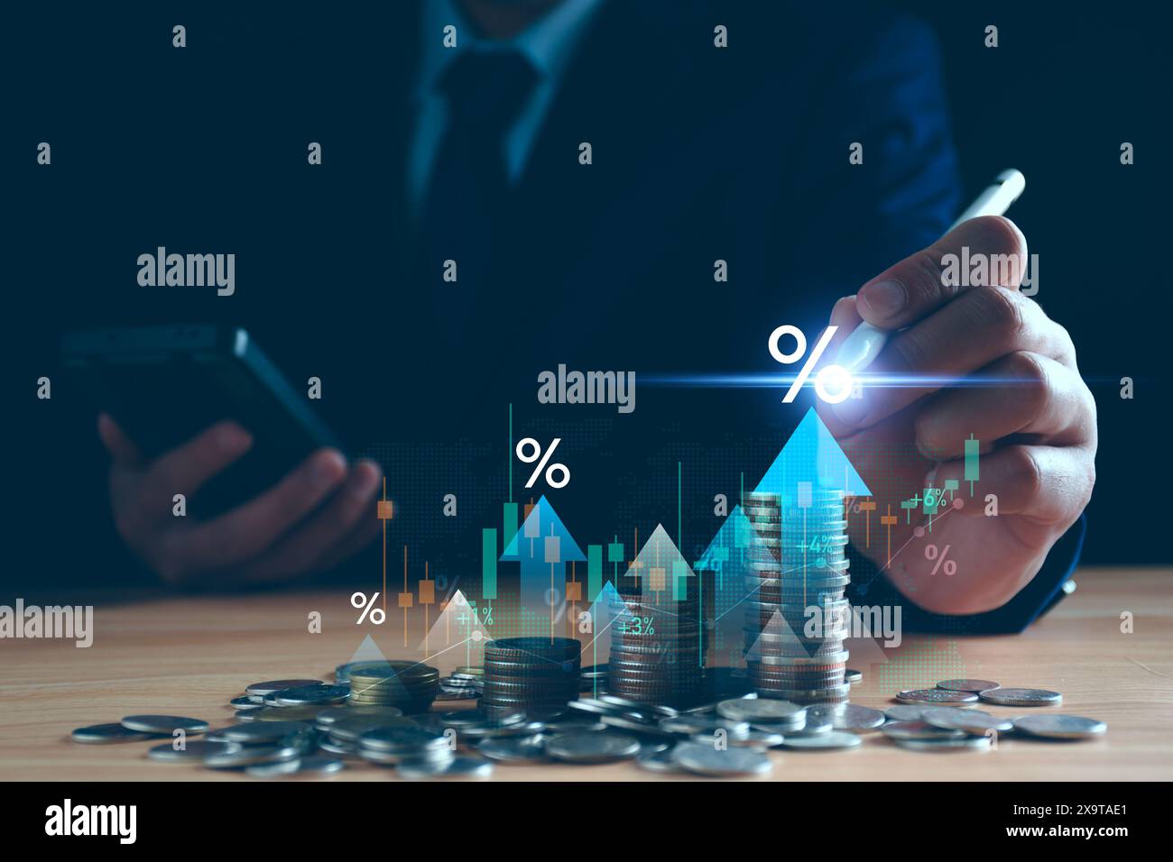 Concetto di aumento del tasso di interesse. Percentuale del valore aziendale e investimenti con freccia in su, aumento dei tassi di interesse, aumento della crescita delle imprese, azioni, fondi comuni di investimento Foto Stock