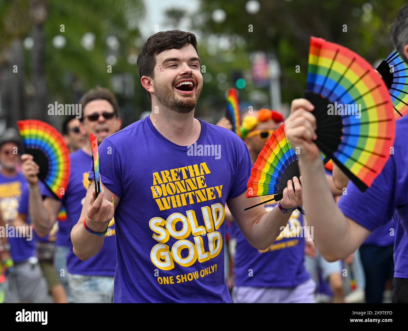 West Hollywood, Stati Uniti. 2 giugno 2024. I partecipanti marciano e cantano alla WeHo Pride Parade annuale sul Santa Monica Boulevard durante le festività che iniziano il Pride Month a West Hollywood, California, domenica 2 giugno 2024. Foto di Chris Chew/UPI credito: UPI/Alamy Live News Foto Stock