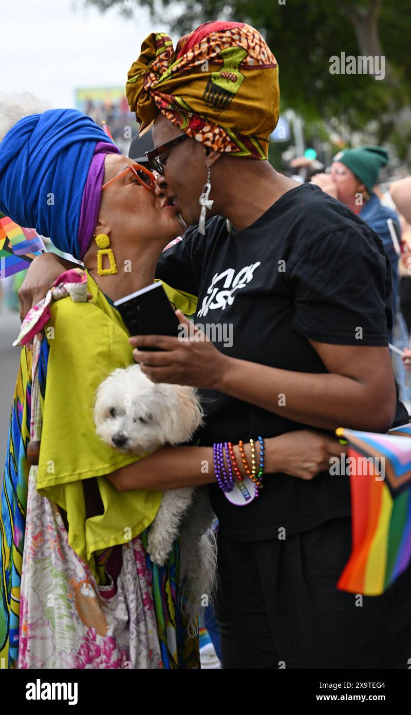 West Hollywood, Stati Uniti. 2 giugno 2024. La comunità LGBTQ è uscita per celebrare l'annuale WeHo Pride Parade sul Santa Monica Boulevard durante le festività che hanno dato il via al Pride Month a West Hollywood, California, domenica 2 giugno 2024. Foto di Chris Chew/UPI credito: UPI/Alamy Live News Foto Stock