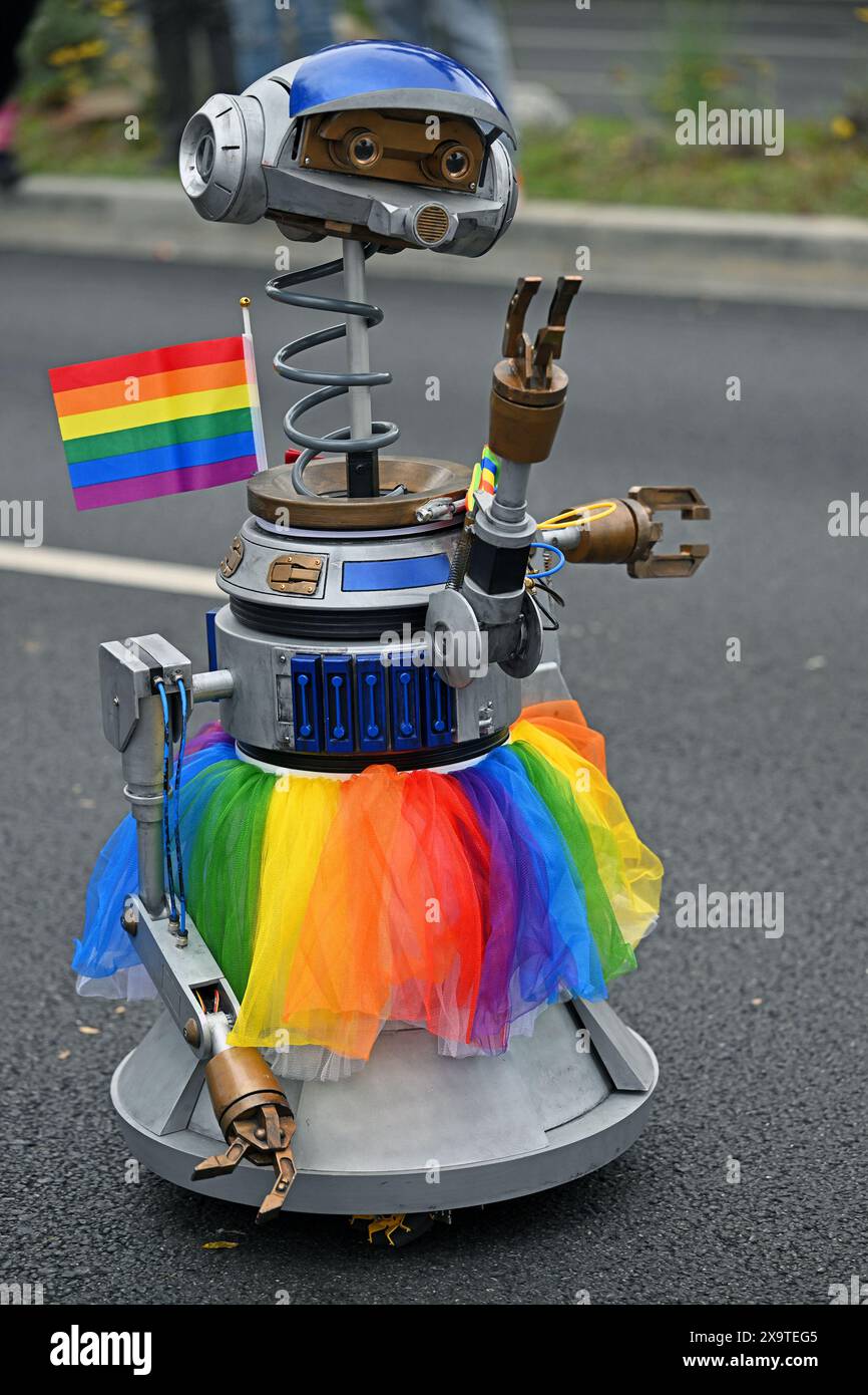 West Hollywood, Stati Uniti. 2 giugno 2024. Un robot Pride si unisce ai manifestanti alla WeHo Pride Parade annuale sul Santa Monica Boulevard durante i festeggiamenti che iniziano il Pride Month a West Hollywood, California, domenica 2 giugno 2024. Foto di Chris Chew/UPI credito: UPI/Alamy Live News Foto Stock