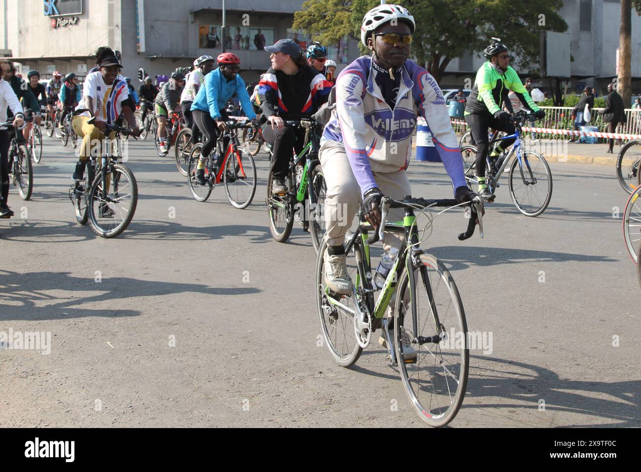 Harare, Zimbabwe. 1 giugno 2024. Le persone viaggiano in bicicletta durante un evento ciclistico ad Harare, Zimbabwe, 1° giugno 2024. Oltre 100 ciclisti che si sono alzati dal pedale dell'acceleratore per un giorno per partecipare a un evento ciclistico che si tiene nella capitale dello Zimbabwe Harare sabato in occasione della giornata mondiale della bicicletta, che cade il 3 giugno di ogni anno per sensibilizzare le persone su questo mezzo di trasporto sostenibile. PER ANDARE CON "Feature: Gli zimbabwesi scendono dal pedale dell'acceleratore per celebrare la giornata mondiale della bicicletta" crediti: Tafara Mugwara/Xinhua/Alamy Live News Foto Stock