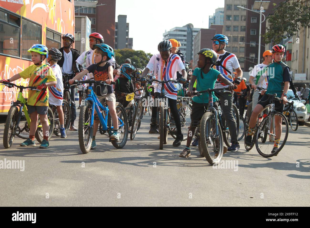 Harare, Zimbabwe. 1 giugno 2024. Le persone viaggiano in bicicletta durante un evento ciclistico ad Harare, Zimbabwe, 1° giugno 2024. Oltre 100 ciclisti che si sono alzati dal pedale dell'acceleratore per un giorno per partecipare a un evento ciclistico che si tiene nella capitale dello Zimbabwe Harare sabato in occasione della giornata mondiale della bicicletta, che cade il 3 giugno di ogni anno per sensibilizzare le persone su questo mezzo di trasporto sostenibile. PER ANDARE CON "Feature: Gli zimbabwesi scendono dal pedale dell'acceleratore per celebrare la giornata mondiale della bicicletta" crediti: Tafara Mugwara/Xinhua/Alamy Live News Foto Stock