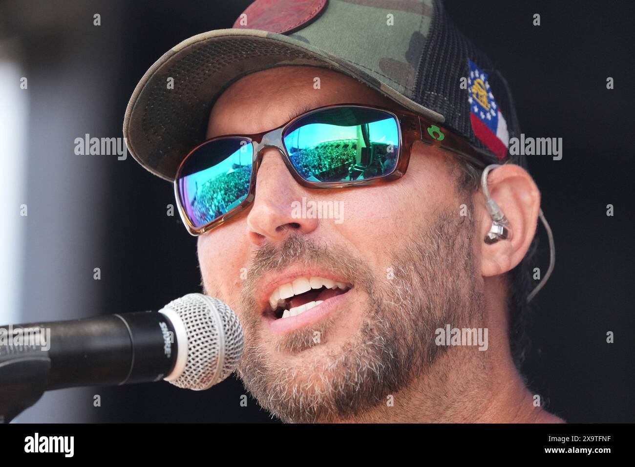 Madison, Stati Uniti. 6 giugno 2024. L'ex lanciatore dei St. Louis Cardinals Adam Wainwright intrattiene la folla cantando musica country prima dell'inizio del World Wide Technology Raceway. Goditi l'Illinois 300 a Madison, Illinois, domenica 2 giugno 2024. Foto di Bill Greenblatt/UPI. Crediti: UPI/Alamy Live News Foto Stock