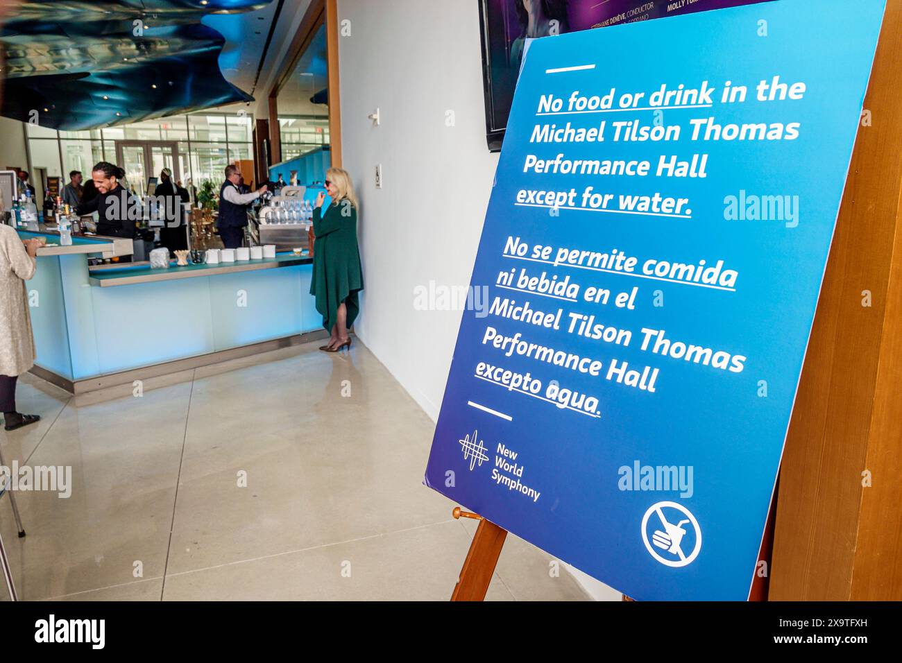 Miami Beach, Florida, New World Symphony NWS Center, architetto Frank Gehry, interni interni, uomini anziani uomini, donne donne donna donna donna, adu Foto Stock