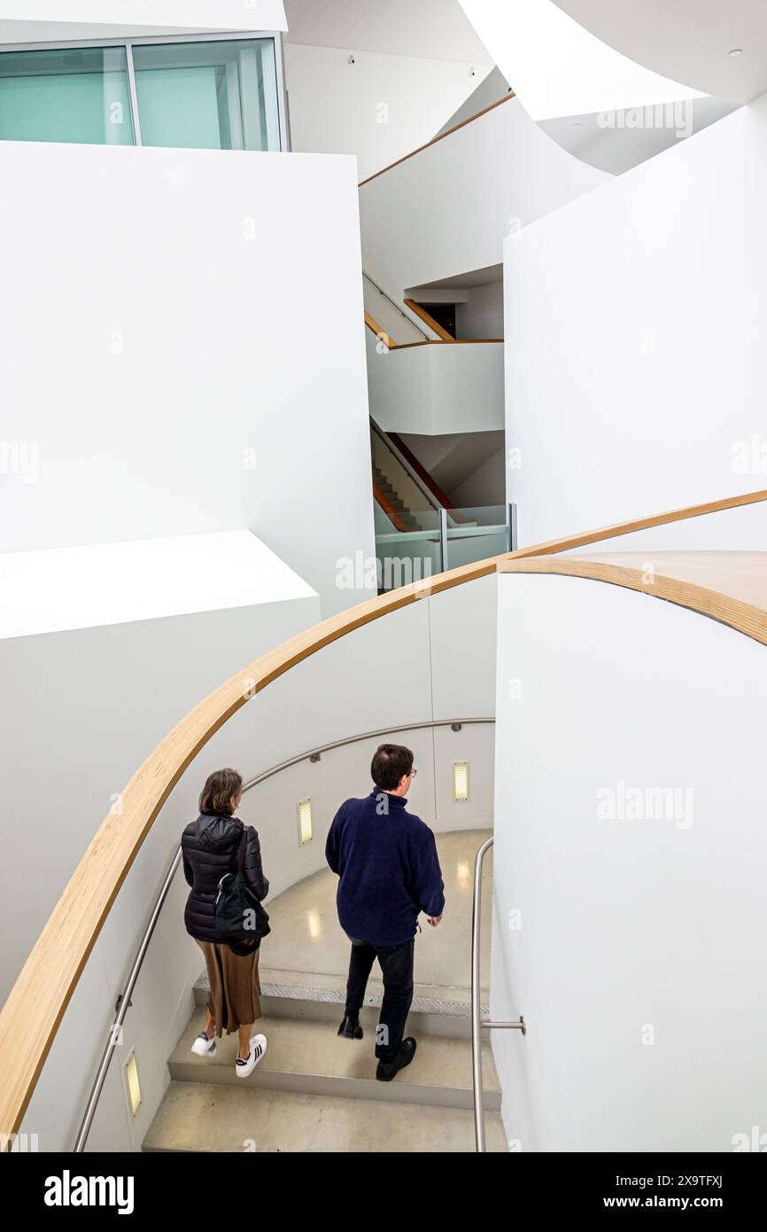 Miami Beach, Florida, centro New World Symphony NWS Center, design dell'architetto Frank Gehry, interni interni, uomo uomo uomo uomo, donna donna donna donna donna, adu Foto Stock