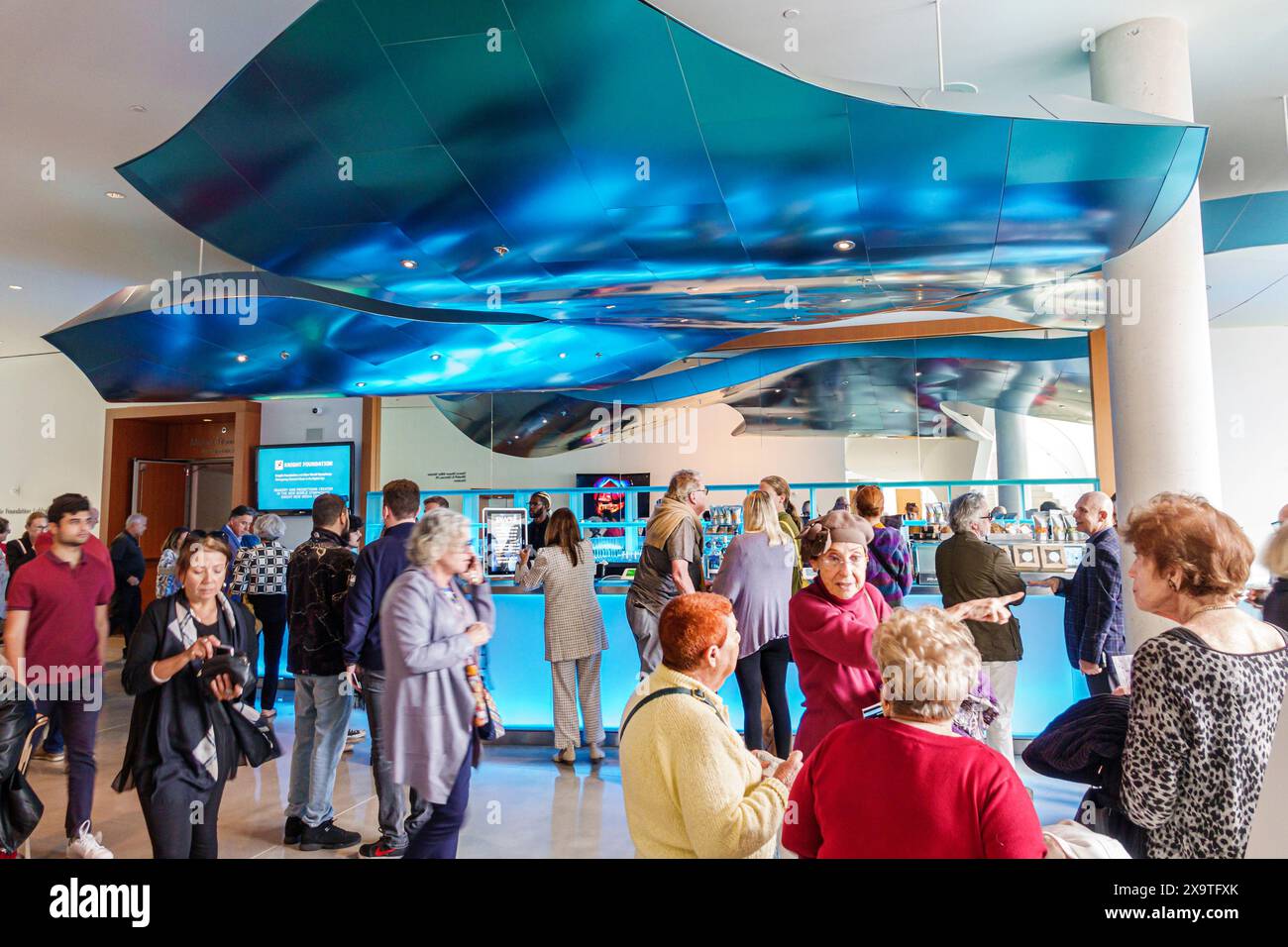Miami Beach, Florida, New World Symphony NWS Center, architetto Frank Gehry, interni interni, uomini anziani uomini, donne donne donna donna donna, adu Foto Stock