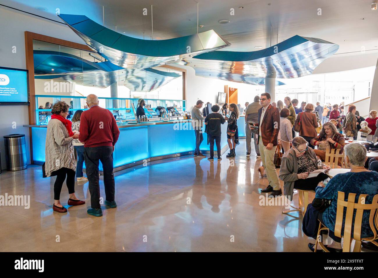 Miami Beach, Florida, New World Symphony NWS Center, architetto Frank Gehry, interni interni, uomini anziani uomini, donne donne donna donna donna, adu Foto Stock