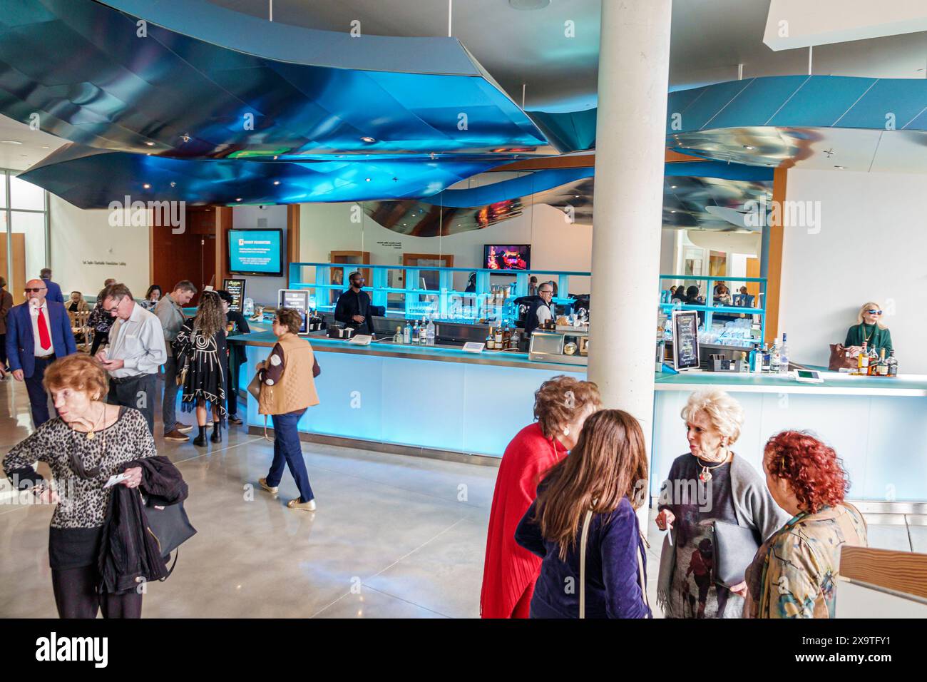 Miami Beach, Florida, New World Symphony NWS Center, architetto Frank Gehry, interni interni, uomini anziani uomini, donne donne donna donna donna, adu Foto Stock