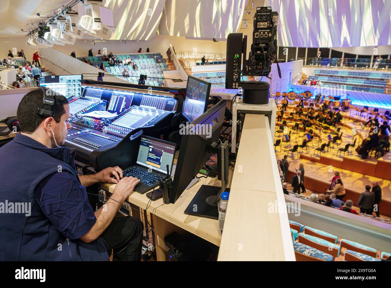 Miami Beach, Florida, centro New World Symphony NWS Center, architetto Frank Gehry, interni interni, uomini uomini uomini, adulti, residenti, co Foto Stock