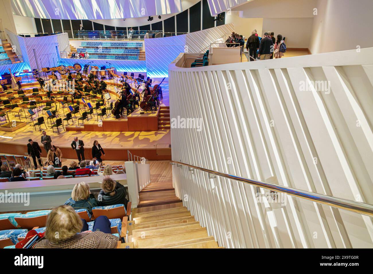 Miami Beach, Florida, New World Symphony NWS Center, architetto Frank Gehry, interni interni, uomini anziani uomini, donne donne donna donna donna, adu Foto Stock